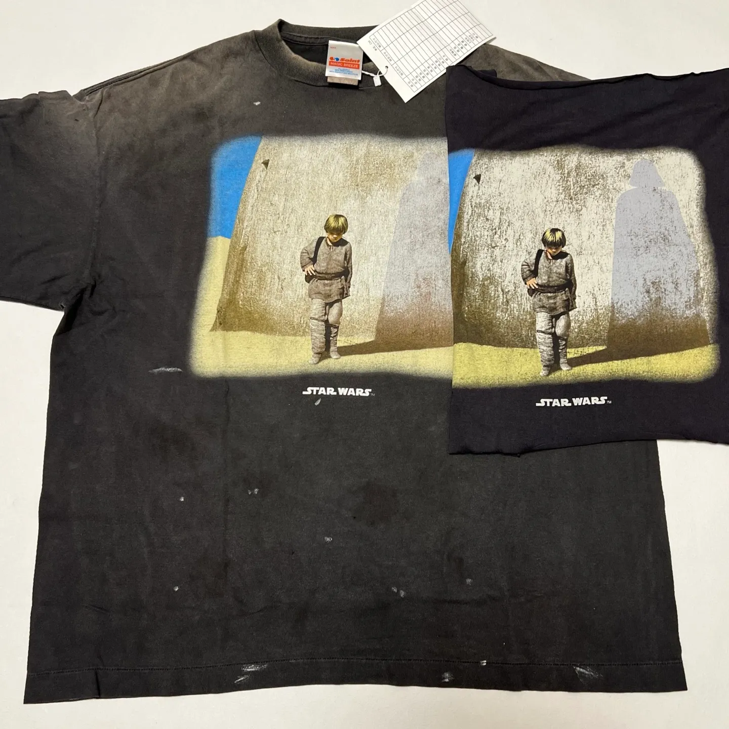 Printing proofing SAINT Mxxxxxx × STAR WARS SW_SS TEE /ANAKIN/BLK Star Wars co-branded TEE Anakin Skywalker Darth Vader reflection printed TEE washed black S-XL The printing comes from the impressive poster vision of "Anakin Skywalker" in "STAR WARS Episode I/The Phantom Menace" and the design of "Darth Vader" printed on the back The entire garment is hand-processed with dirt, washed with water, and printed with a distressed feel, which perfectly interprets the artistic specialty of NEW VINTAGE. In addition, the main mark and wash mark are customized to be consistent with the original version. It can be said that every detail of ZP is perfectly reproduced.